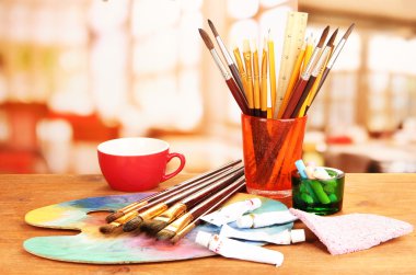 Sanatsal ekipman: boya, fırça ve sanat paleti