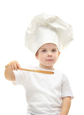 şef şapkasını kaşıkla üzerine beyaz izole, küçük kız