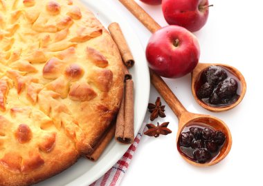 lezzetli ev yapımı pasta, elma ve reçel, üzerinde beyaz izole