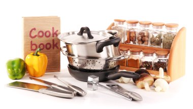 mutfak araçları, baharatlar ve sebzeler üzerinde beyaz izole kompozisyon