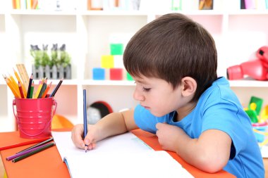 sevimli küçük çocuk albümü içinde çizim