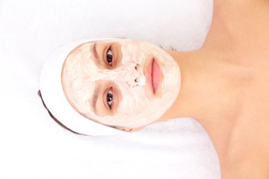 Kil maskesi olan kadın