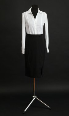 beyaz gömlek ve siyah arka plan üzerine manken üzerinde siyah etek