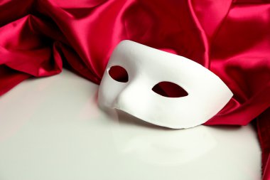 Beyaz maske ve üzerinde beyaz izole kırmızı ipek kumaş
