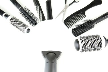 Tara fırçalar, saç kurutma makinesi ve üzerinde beyaz izole kesme makası