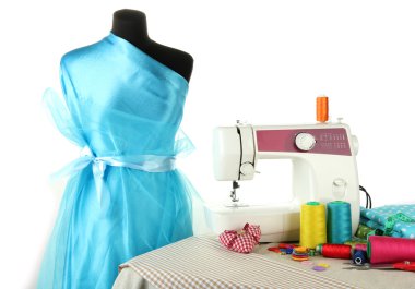 dikiş makinesi, kukla ve üzerinde beyaz izole diğer dikiş ekipman