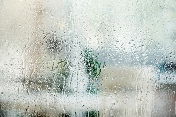 天然水の滴をガラス — ストック写真