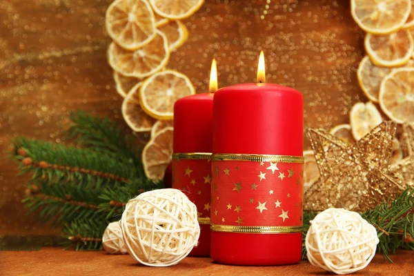 Dos velas y decoraciones navideñas, sobre fondo dorado —  Fotos de Stock