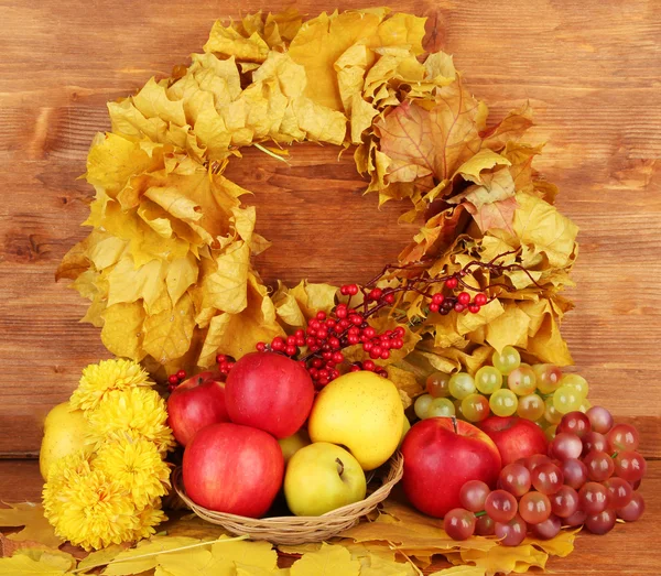 Composition automnale avec feuilles jaunes, pommes et champignons sur fond bois — Photo