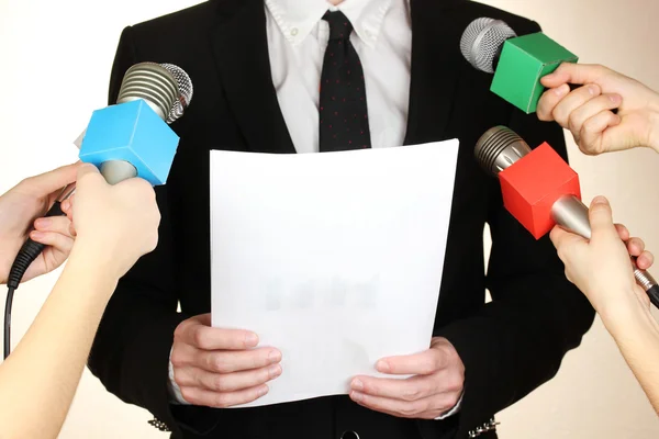 Riunione di conferenza microfoni e uomo d'affari — Foto Stock