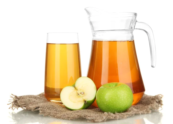 Verre plein et cruche de jus de pomme et de pommes isolées sur blanc — Photo