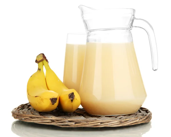 Полный стакан и кувшин бананового сока и бананов, изолированных на белом — стоковое фото