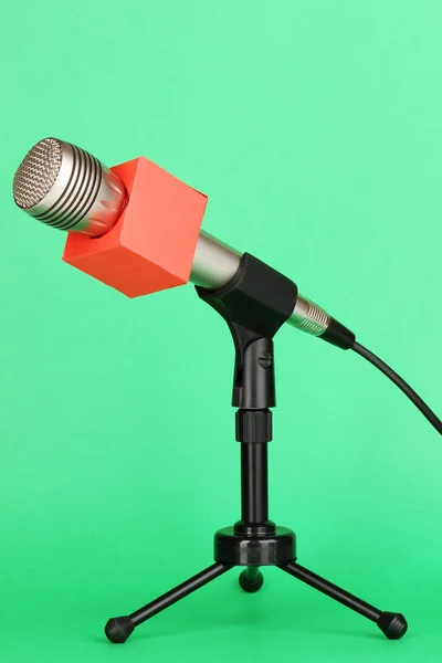 Microfoon op stand op groene achtergrond — Stockfoto