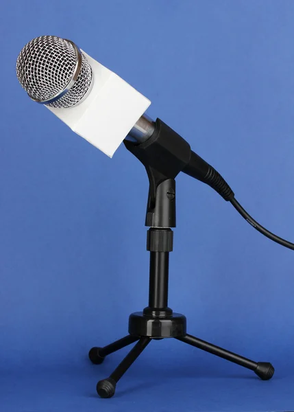 Micrófono en soporte sobre fondo azul — Foto de Stock