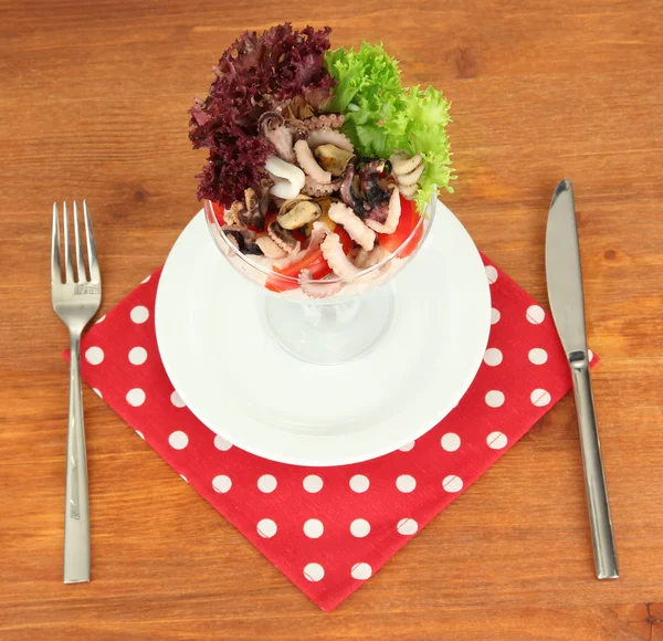 Delikatessen Fischsalat mit Reis im Glas auf hölzernem Hintergrund — Stockfoto