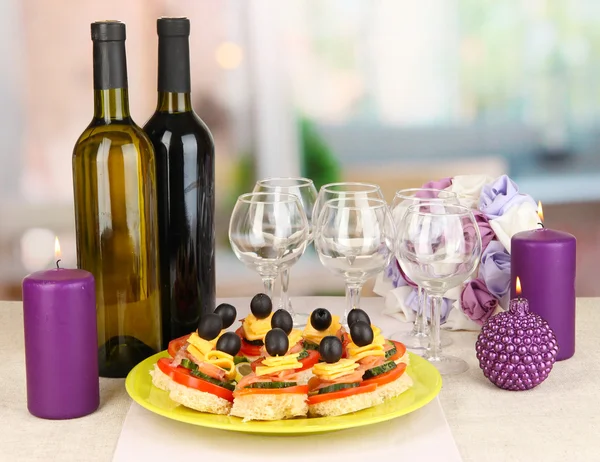 Canapes and wine in restaurant — Stock Photo, Image