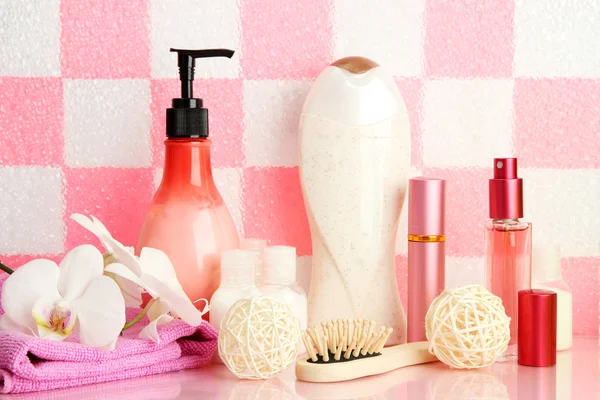 Accessori da bagno su mensola in bagno su sfondo rosa piastrelle — Foto Stock
