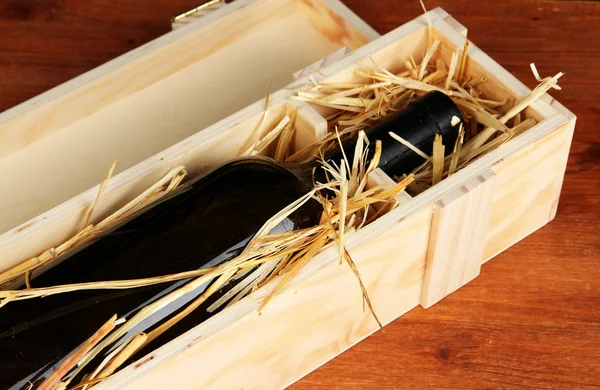 Caja de madera con botella de vino en la mesa —  Fotos de Stock