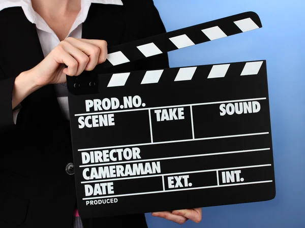 Produção de filmes clapper board em fundo de cor — Fotografia de Stock