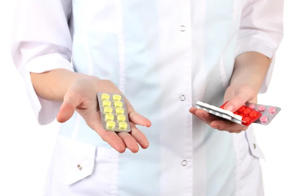 여성 의사 손 잡고 흰색 절연 하는 알 약의 클로즈업 — 스톡 사진