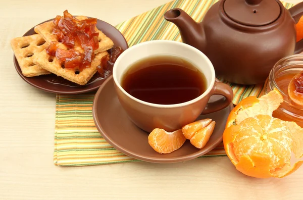 Lekkie śniadanie z herbaty i dżemy domowej roboty, na drewnianym stole — Zdjęcie stockowe
