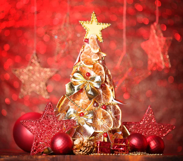 赤の背景の装飾と乾燥レモンの美しいクリスマス ツリー — ストック写真