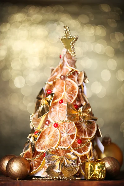 Όμορφο χριστουγεννιάτικο δέντρο, ξηρό λεμονιών με διακόσμηση, σε φόντο λάμψη — Φωτογραφία Αρχείου