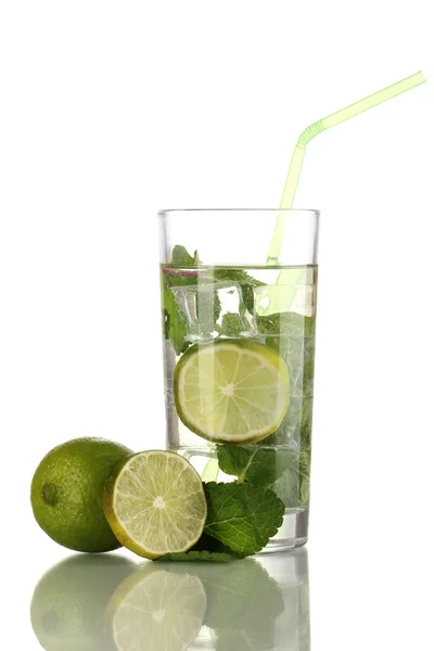 Verre d'eau avec glace, menthe et chaux isolé sur blanc — Photo