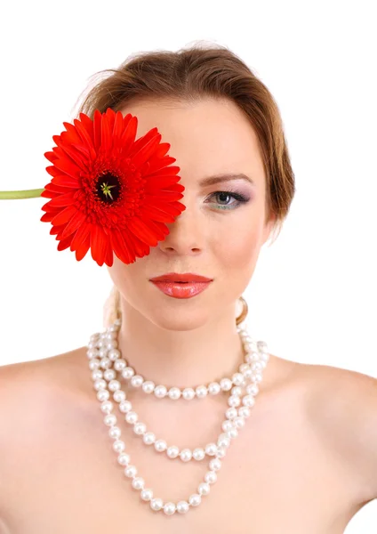 美丽的年轻女子用明亮的化妆品，持有孤立在白色的花 — 图库照片