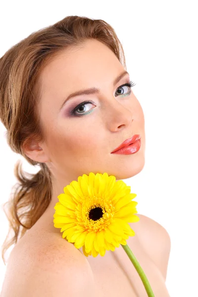 Όμορφη νεαρή γυναίκα με φωτεινό μακιγιάζ, κρατώντας το λουλούδι, που απομονώνονται σε λευκό — Φωτογραφία Αρχείου