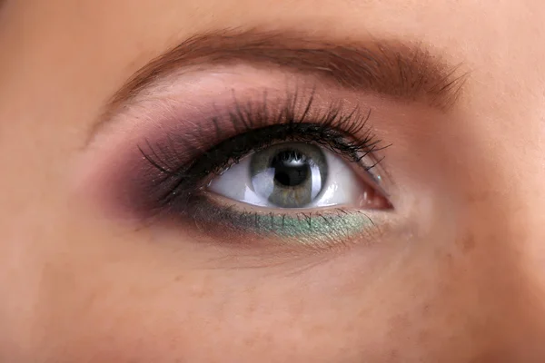 Olho feminino bonito com maquiagem brilhante, close-up — Fotografia de Stock
