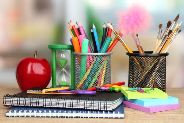 Material escolar con manzana sobre mesa de madera —  Fotos de Stock