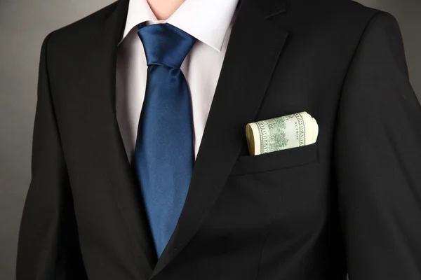 Гроші в кишені бізнесмена на чорному тлі — стокове фото