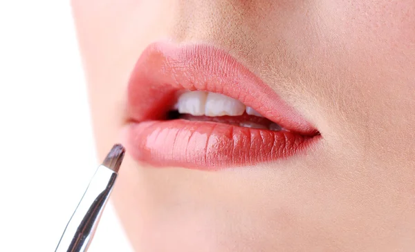 Schöne junge Frau, die Lipgloss aufträgt, Nahaufnahme — Stockfoto