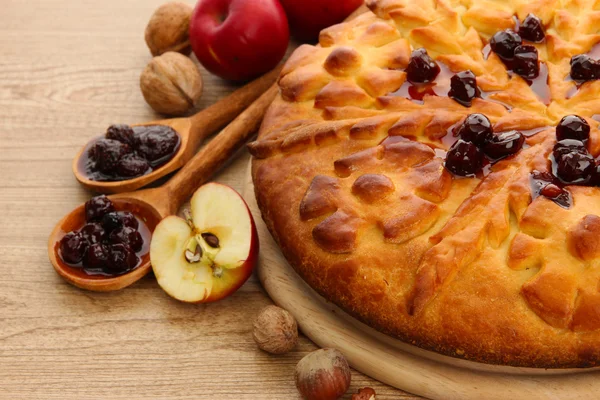 Sabroso pastel casero con mermelada y manzanas, sobre mesa de madera —  Fotos de Stock