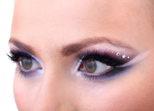 Hermosos ojos femeninos con maquillaje azul brillante — Foto de Stock