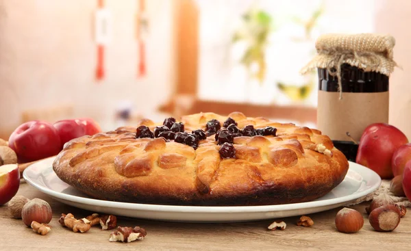 Torta caseira saborosa com geléia e maçãs, na mesa de madeira no café — Fotografia de Stock