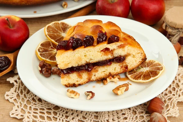 Plátek chutné domácí koláče s marmeládou a jablka, na dřevěný stůl — Stock fotografie
