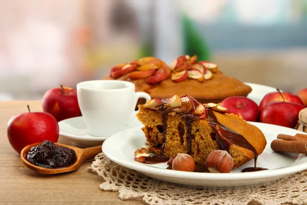 与巧克力和苹果和杯咖啡，木桌上的美味自制馅饼的切片 — 图库照片