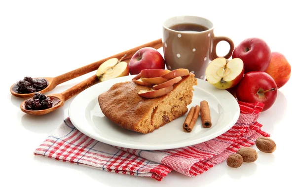 Fetta di gustosa torta fatta in casa con mele e tazza di caffè, isplated su bianco — Foto Stock