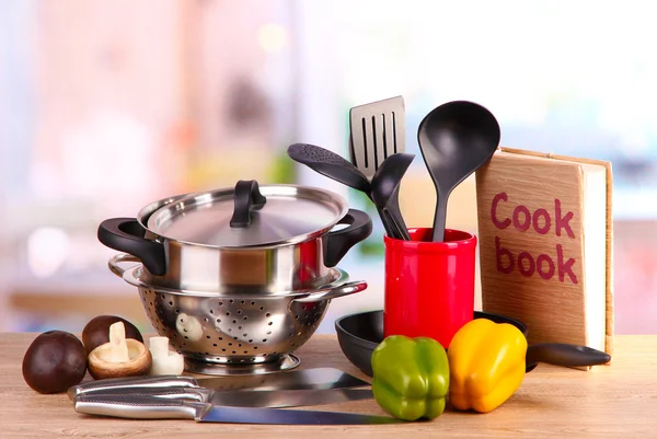 Composición de utensilios de cocina y verduras en la mesa en la cocina —  Fotos de Stock