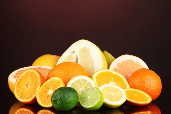 Veel rijp citrus op donkere kleur achtergrond — Stockfoto