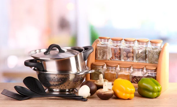 Mutfak aletleri, baharatlar ve sebzeler mutfak masasında bileşimi — Stok fotoğraf