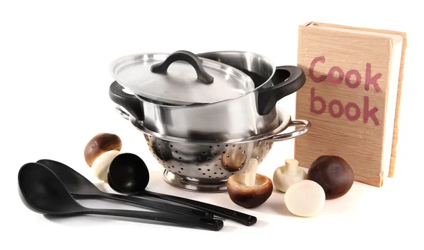 Složení kuchyňské nástroje, kuchařka a houby izolované na bílém — Stock fotografie