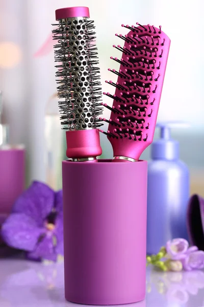 Hårborstar och kosmetika flaskor i skönhetssalong — Stockfoto