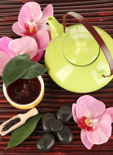 Ceremonia del té chino en primer plano de la mesa de bambú —  Fotos de Stock