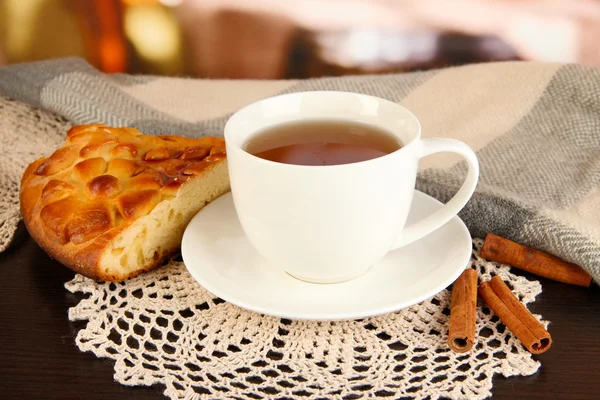 Filiżanka herbaty z szalikiem na stole w pokoju — Zdjęcie stockowe