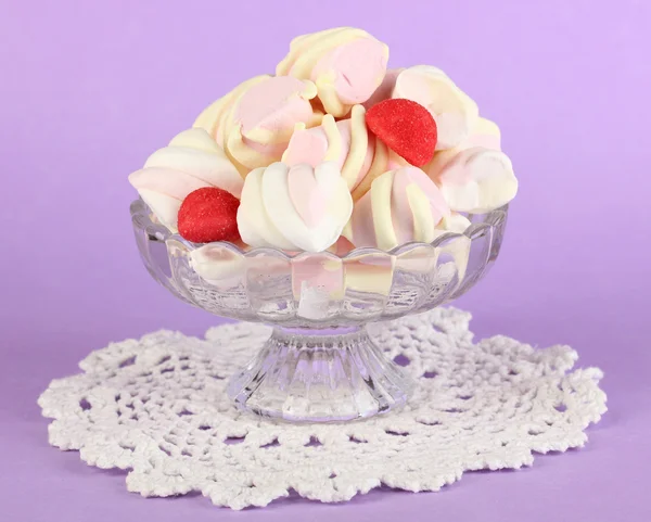 Marshmallow suave em vaso de vidro no fundo roxo — Fotografia de Stock