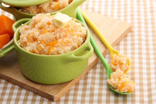 Geschmack Reisbrei mit Kürbis in Töpfen auf Tischdecke Hintergrund — Stockfoto