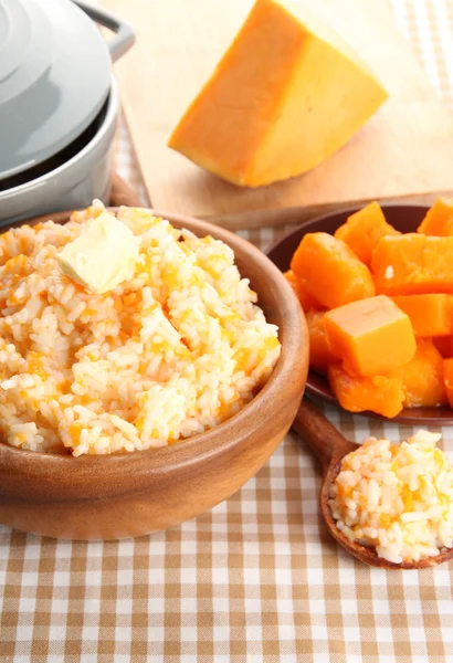 Prove mingau de arroz com abóbora na tigela em fundo de toalha de mesa — Fotografia de Stock